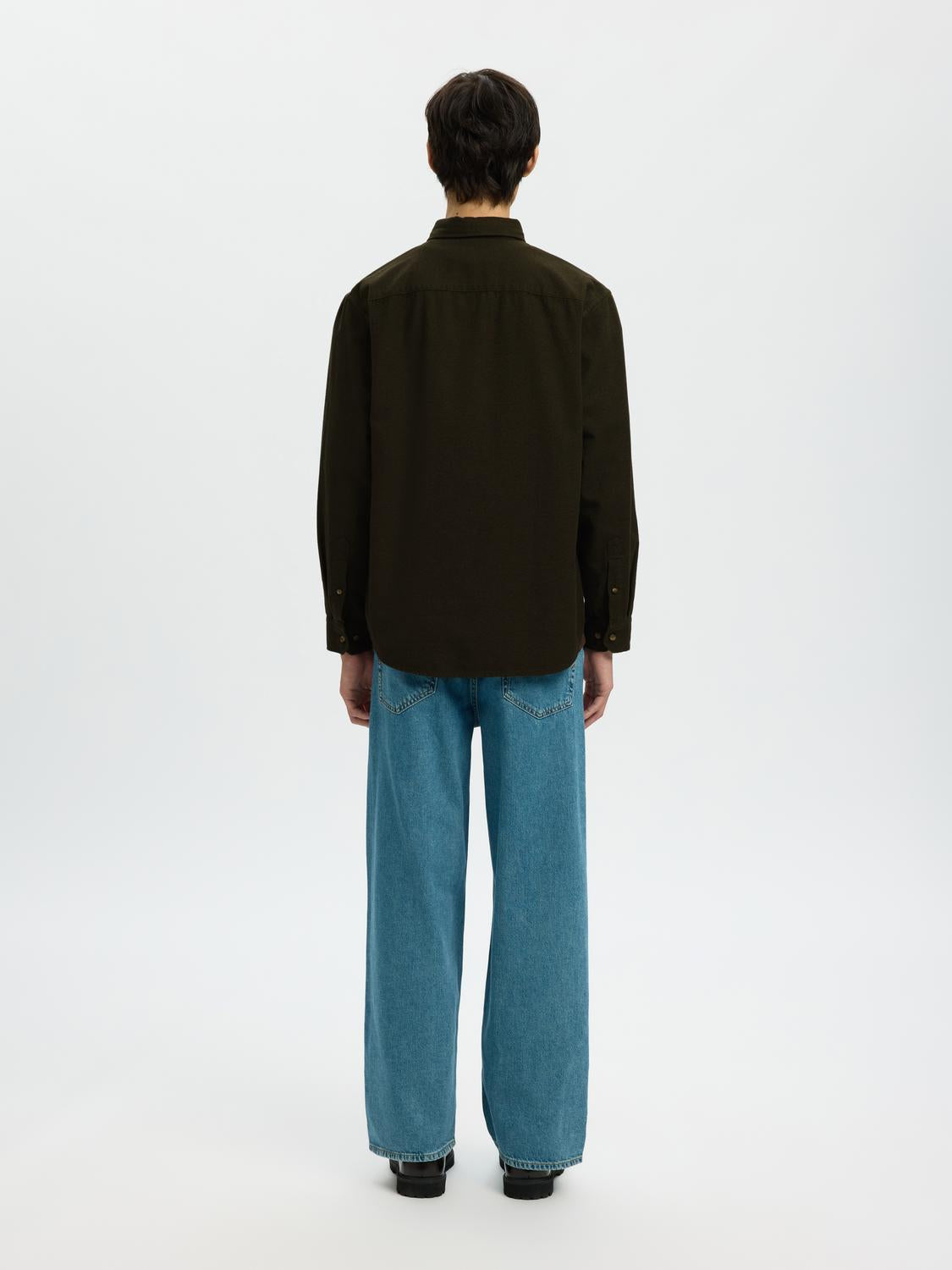 model_shot-back